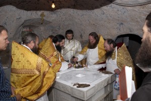 Освящение престола в пещерном храме